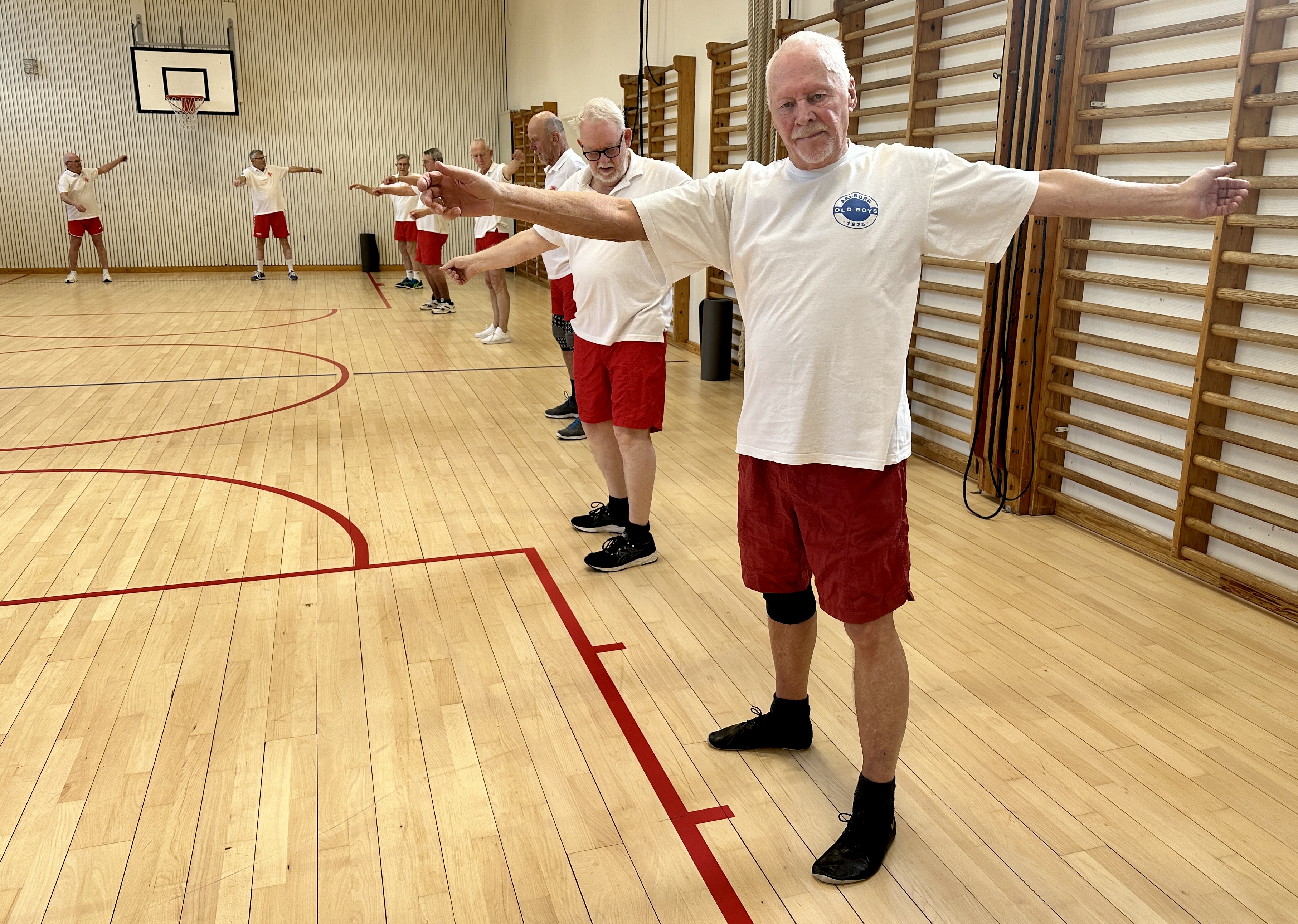 Ældre mænd udfører armsving