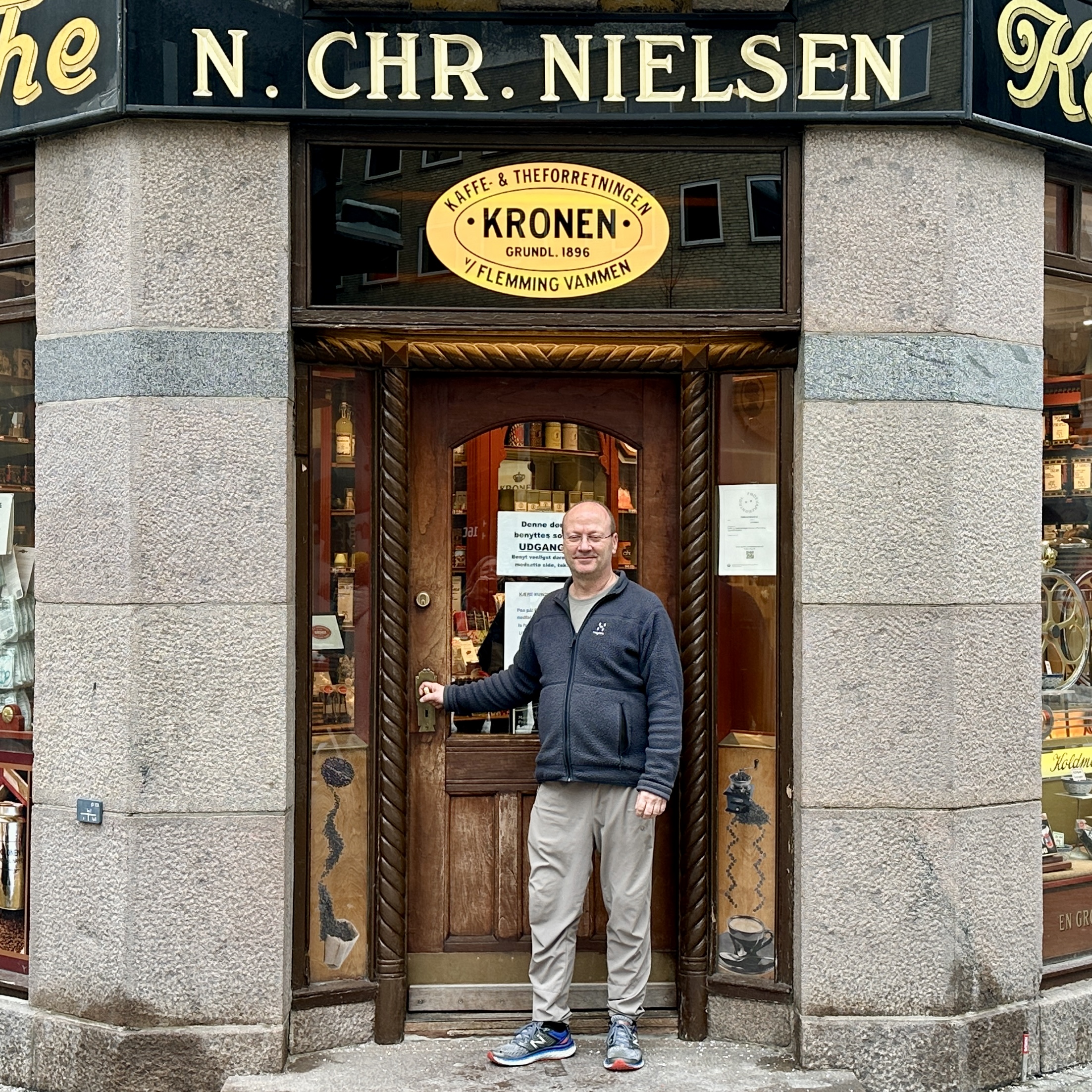 Mand står udenfor gammeldags butik