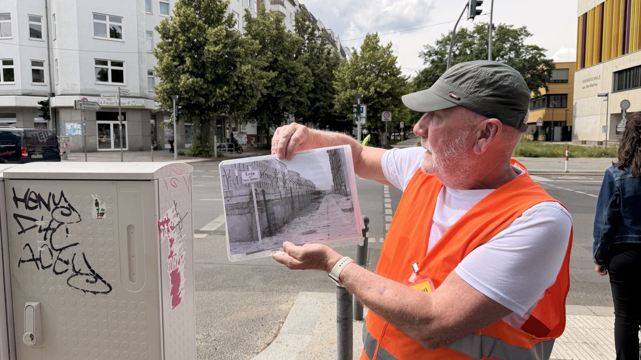 Mand fortæller om et foto, han holder i hånden