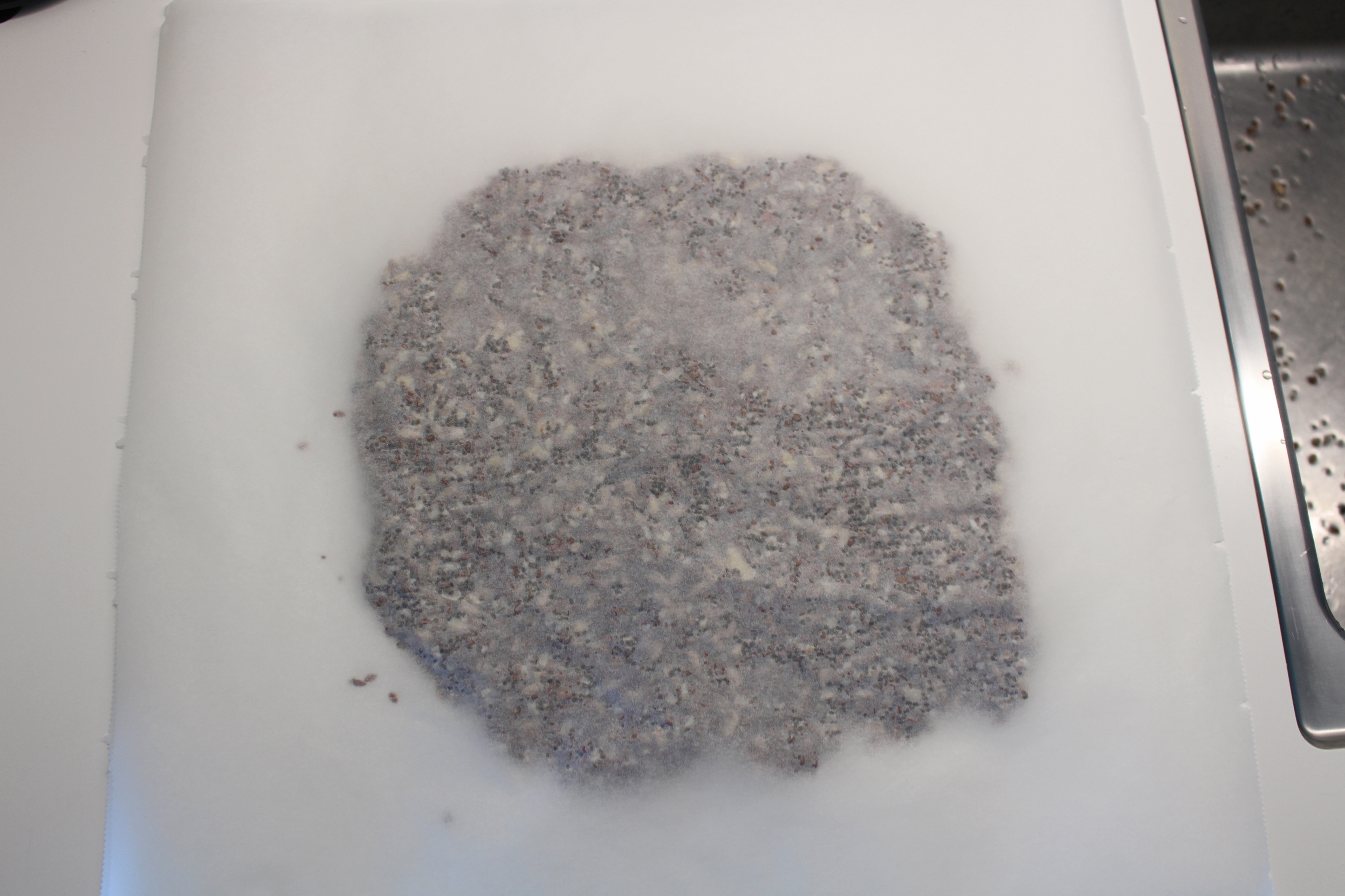 Billede 1 Knækbrødsdej rulles ud