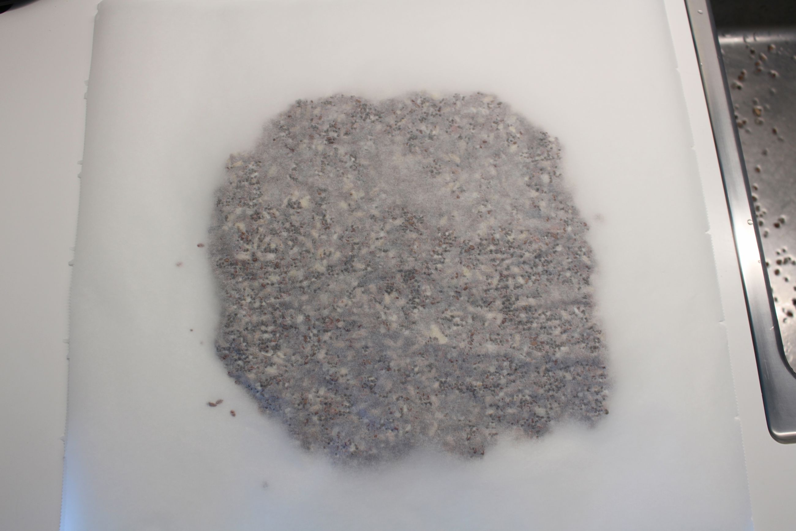 Billede 1 Knækbrødsdej rulles ud