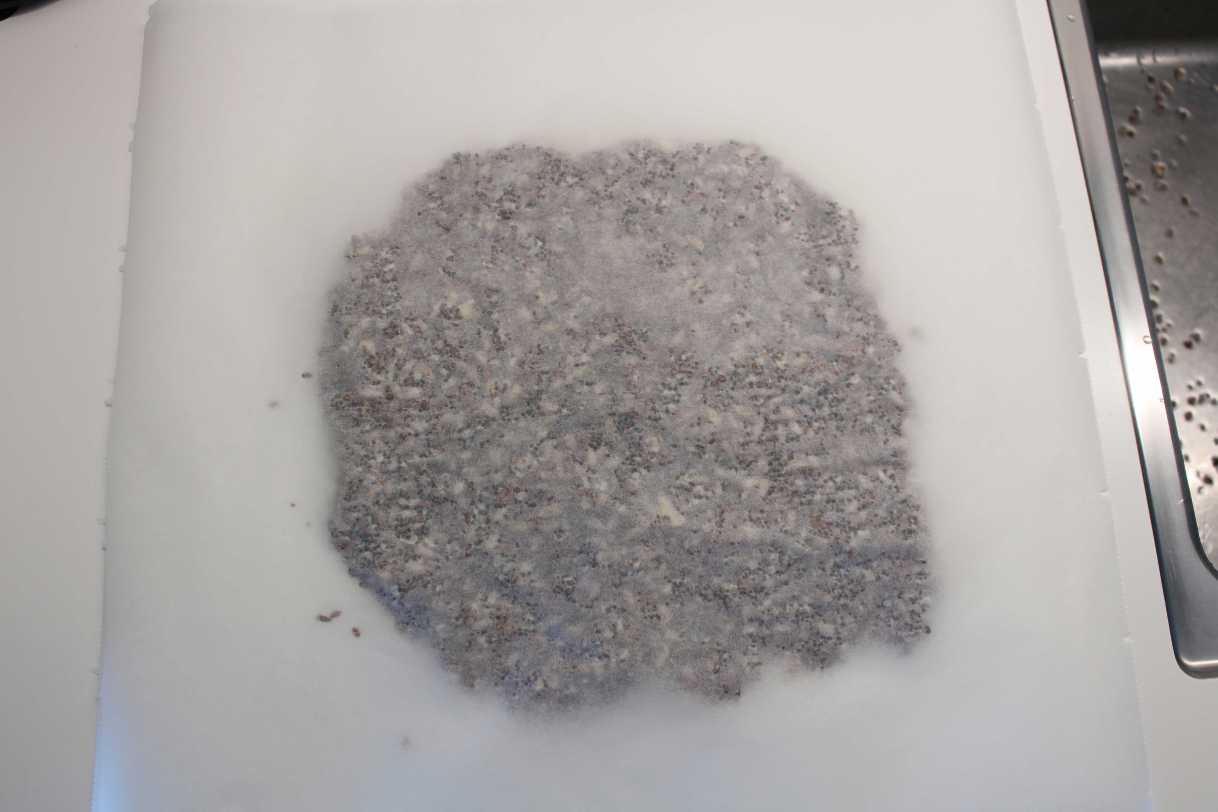 Billede 1 Knækbrødsdej rulles ud