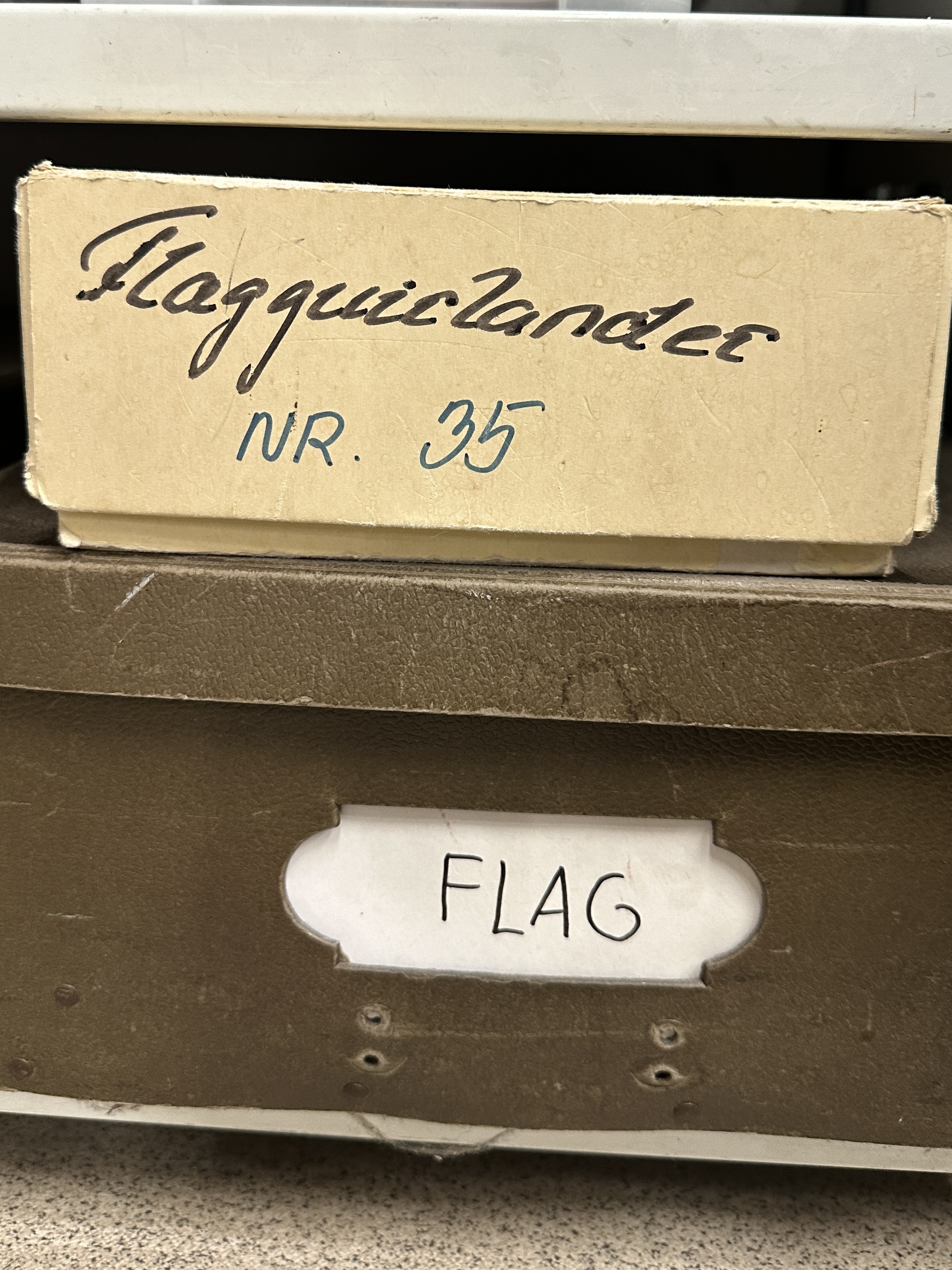 Det er Papirhusets oprindelige ejer Carlsens håndskrift på kassen med flag.