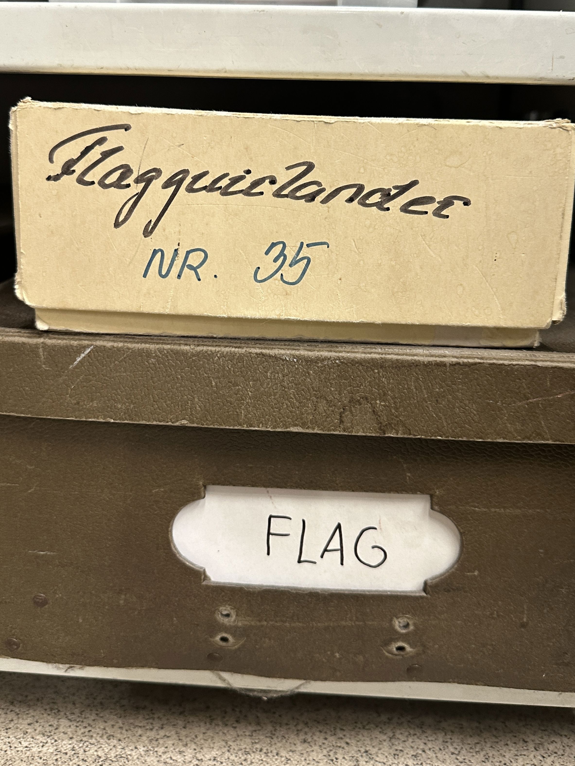 Det er Papirhusets oprindelige ejer Carlsens håndskrift på kassen med flag.