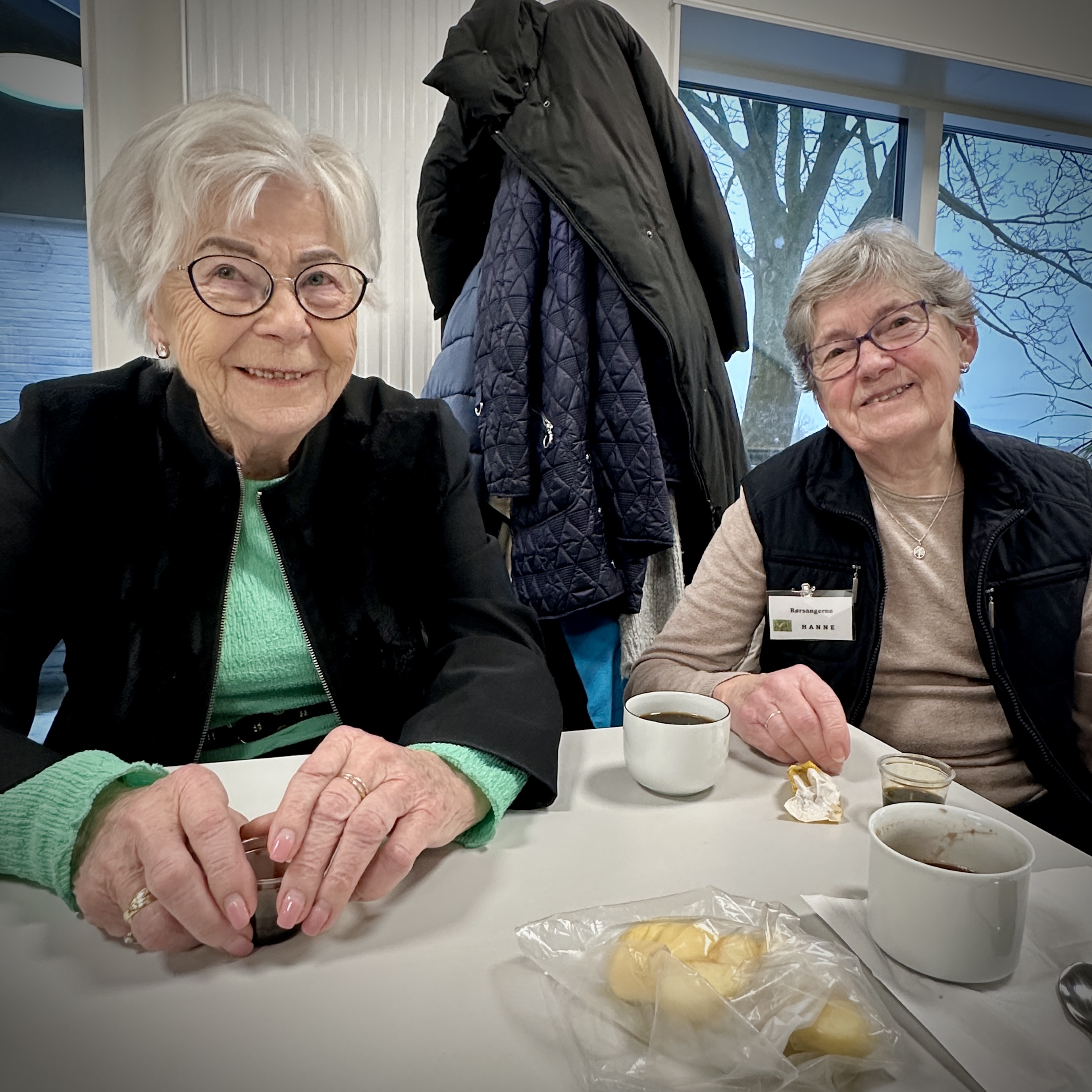Anna Christensen, i grønt, er 87 år og har sunget i Rørsangerne i 25 år. Ved siden af Hanne Falksen, der har sunget med næsten lige så længe
