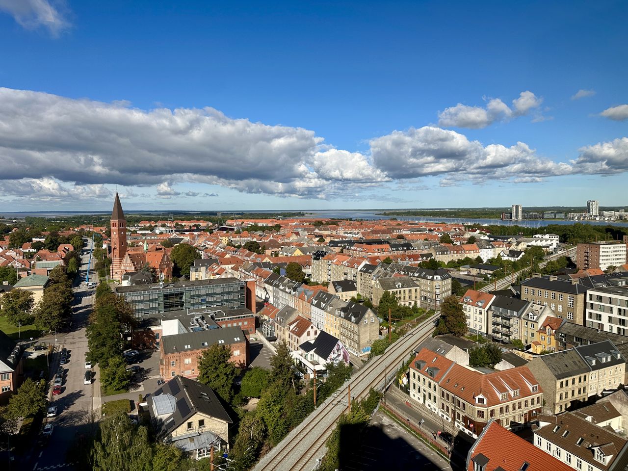 Udsigt over Aalborgs vestby og Egholm