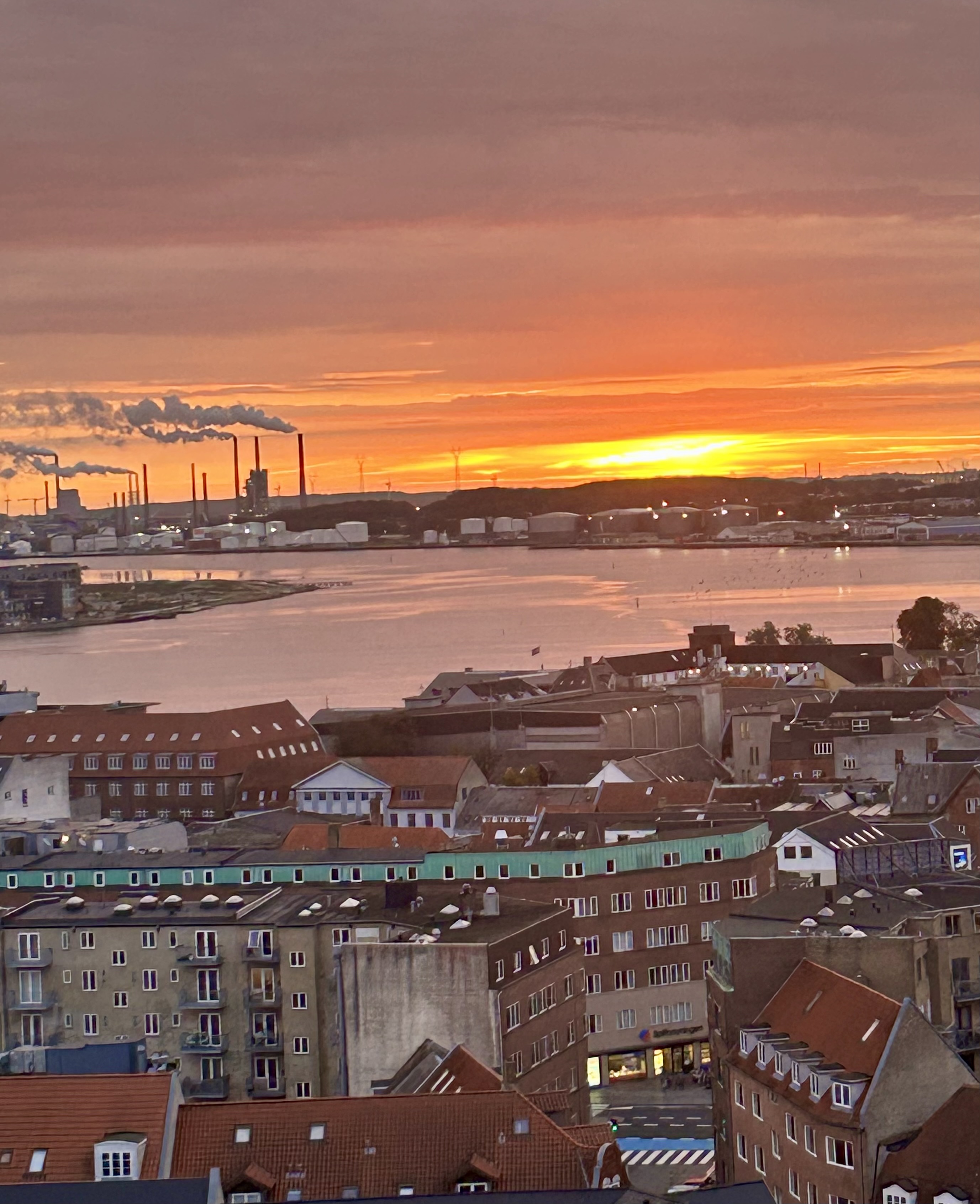 Udsigt over byen i morgenrøden