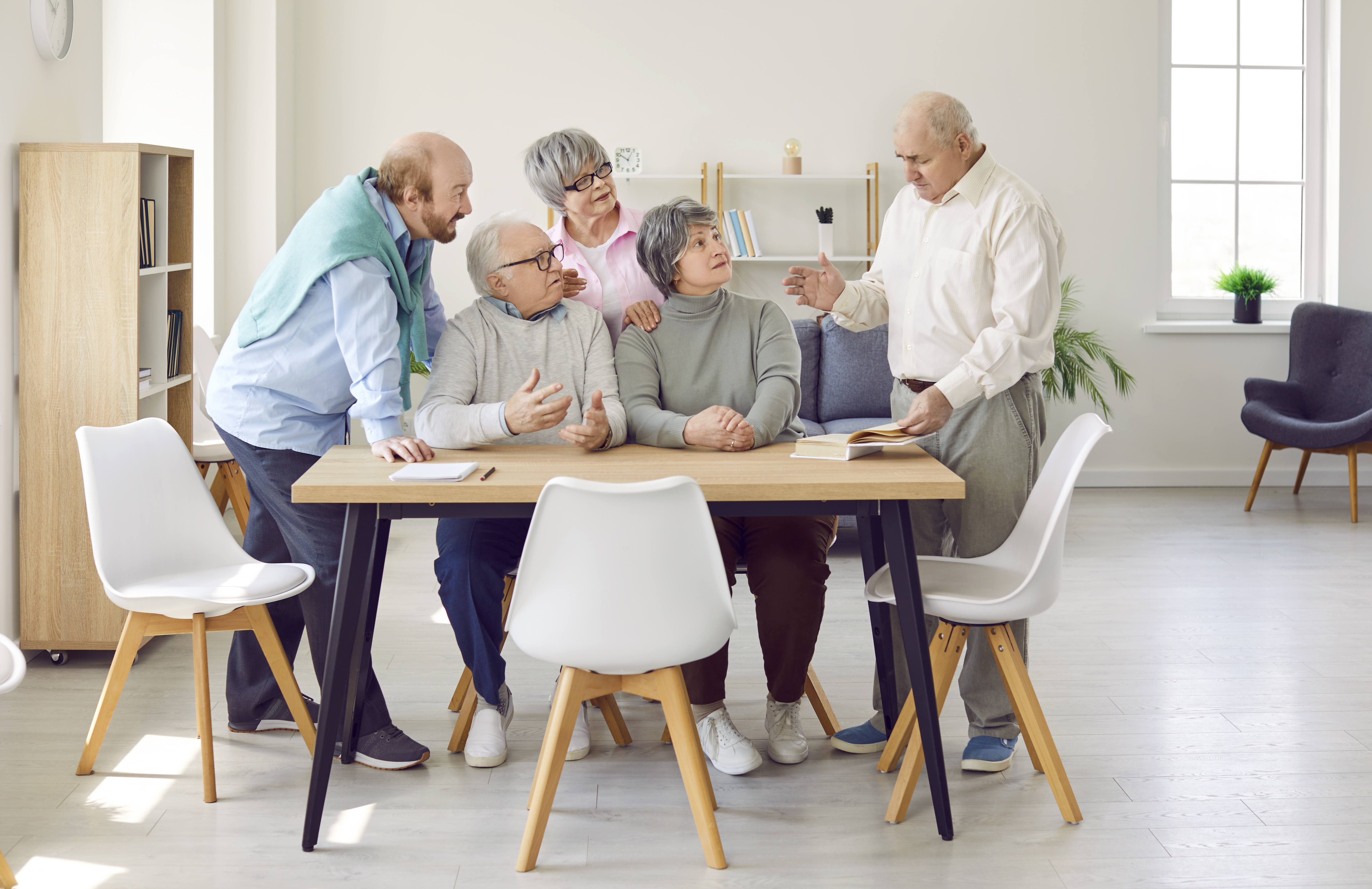 Ældre mennesker omkring et bord