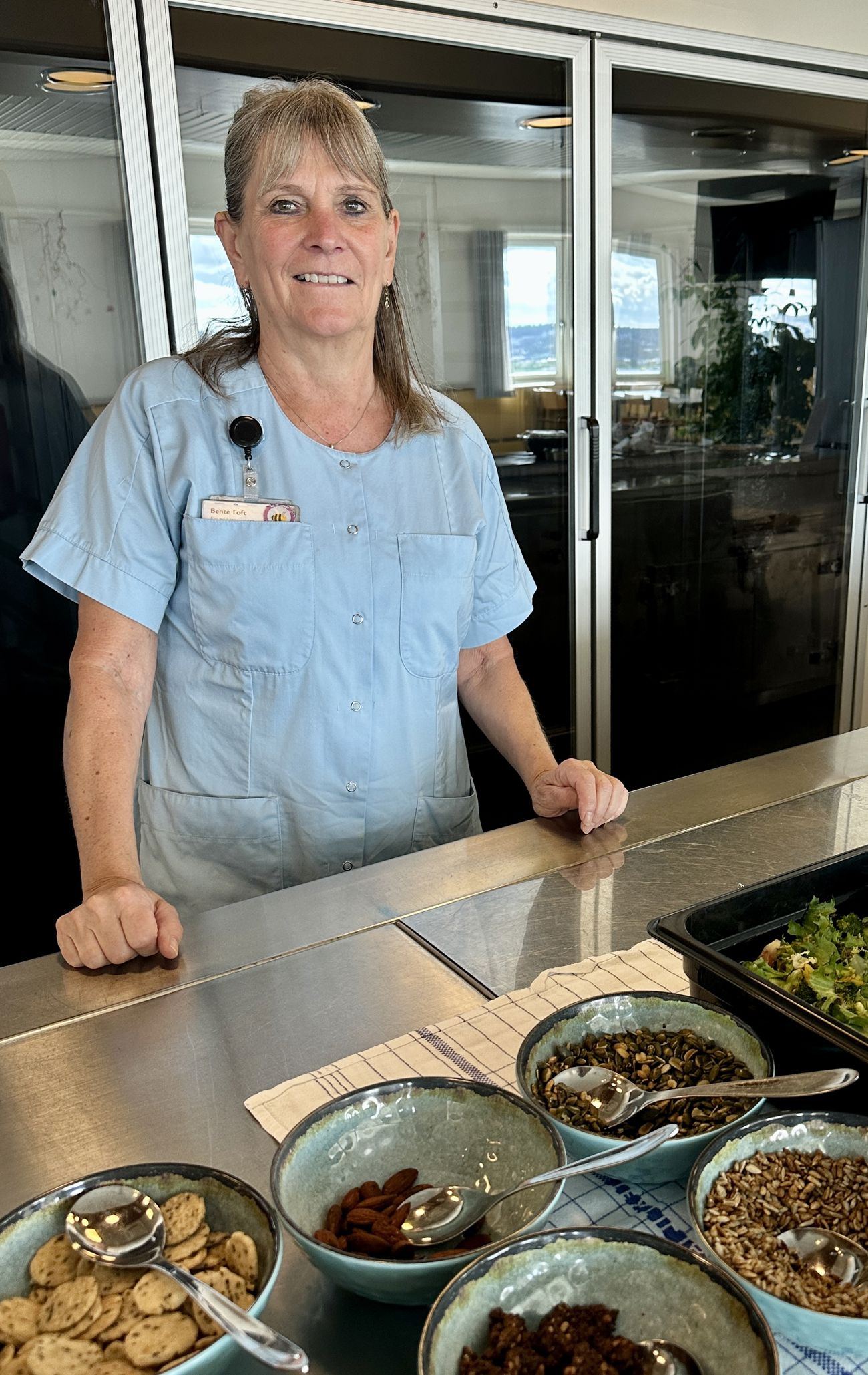 Kvinde i uniform i kantine