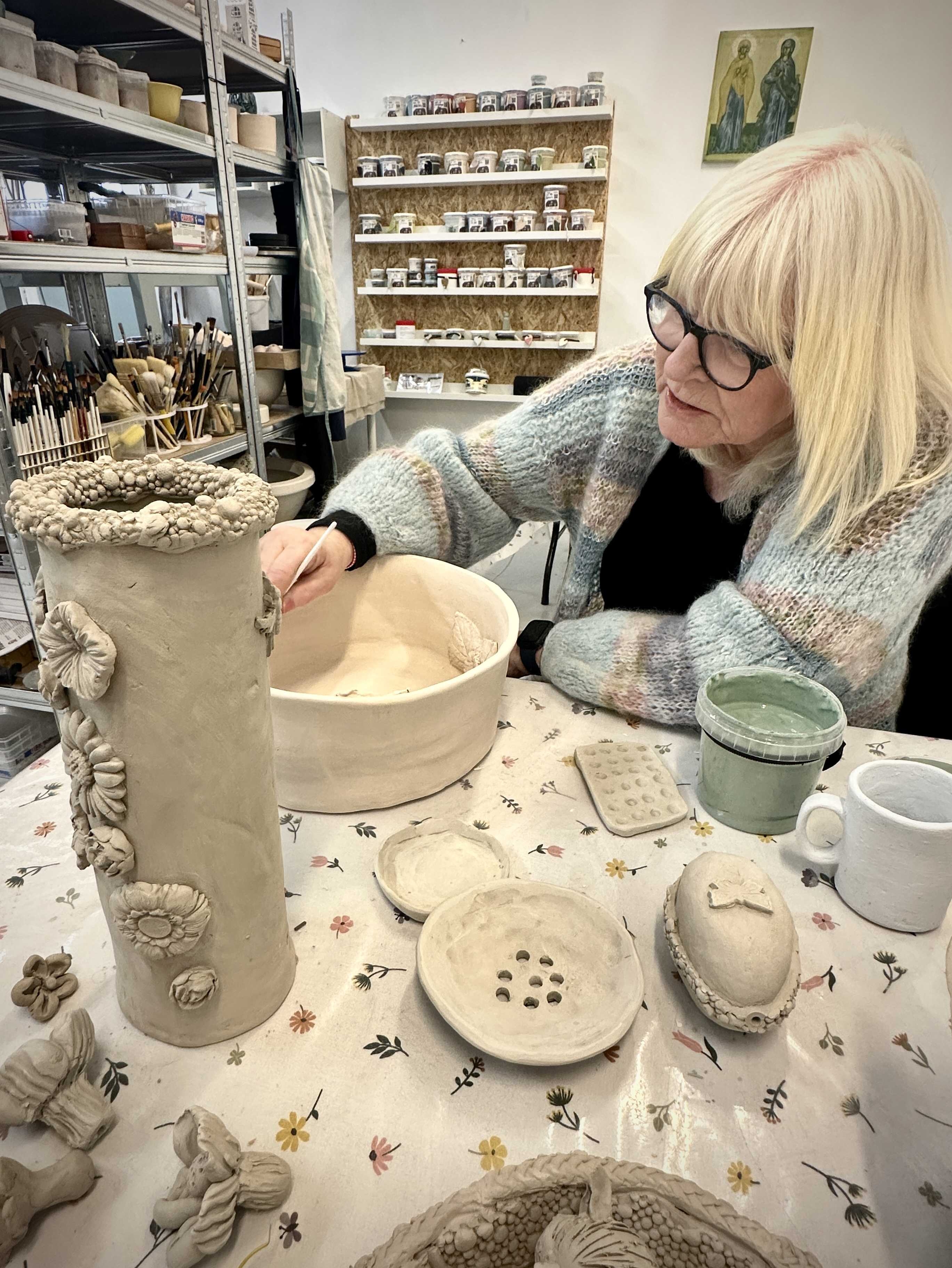 Anne-Dorit i værkstedet