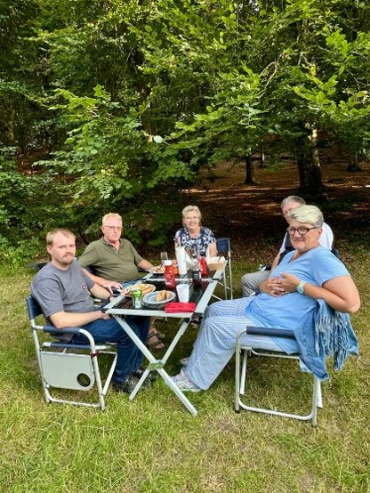 mennesker omkring et campingbord