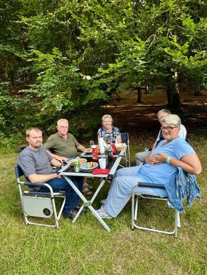 mennesker omkring et campingbord