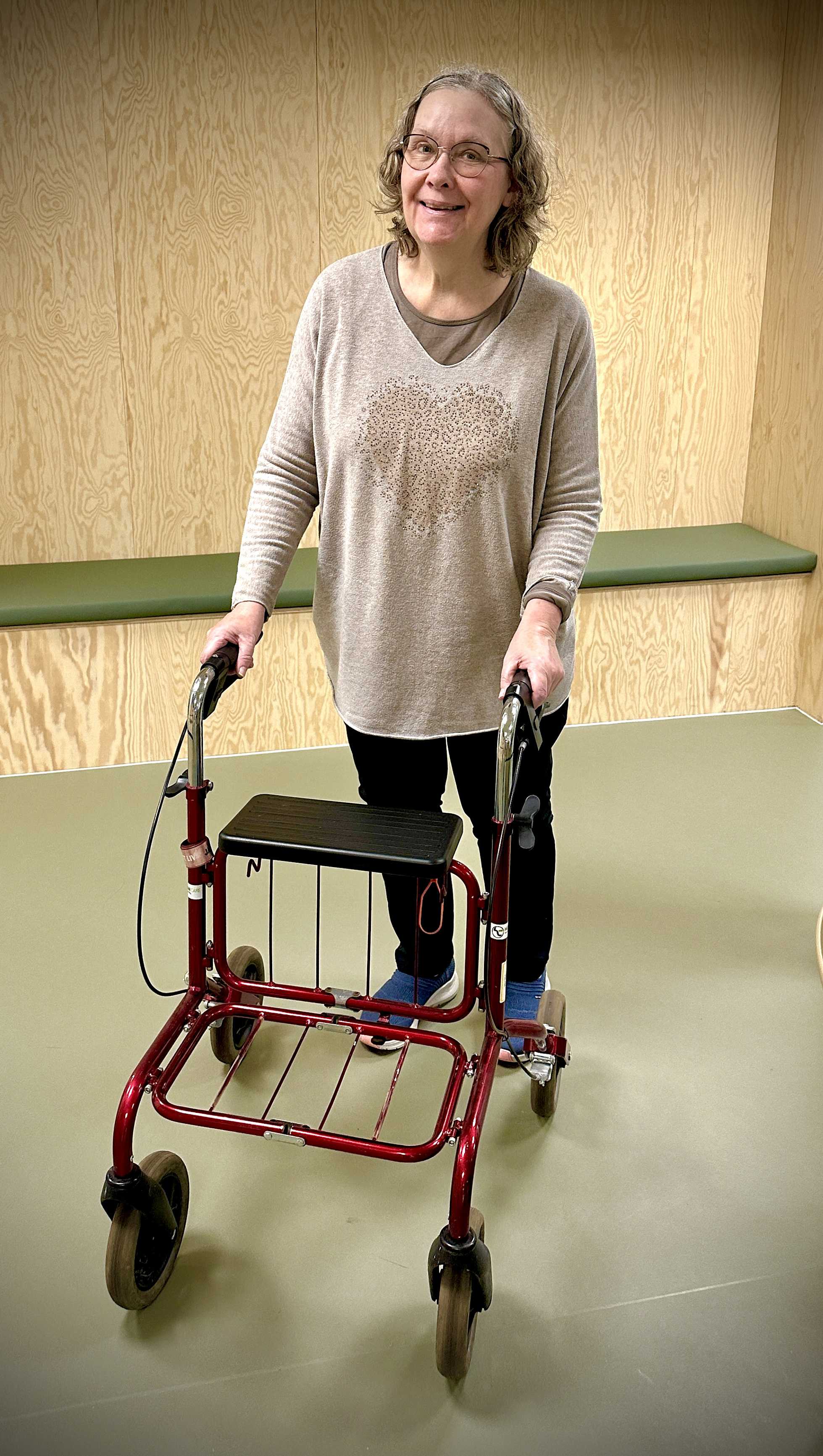 Kvinde med rollator