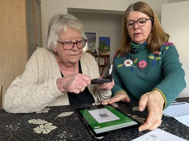 To kvinder og en iPad