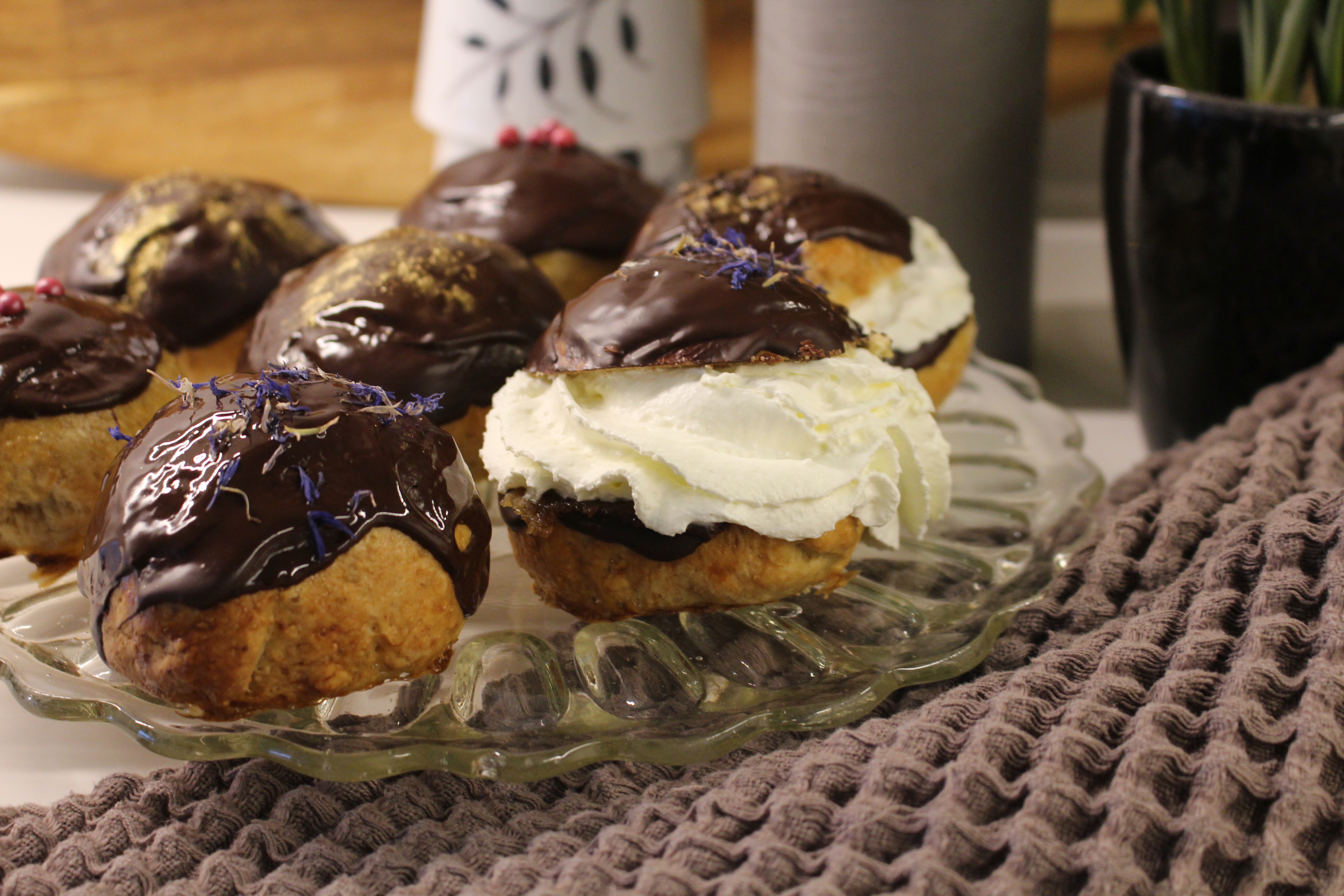 Fastelavnsboller på fad