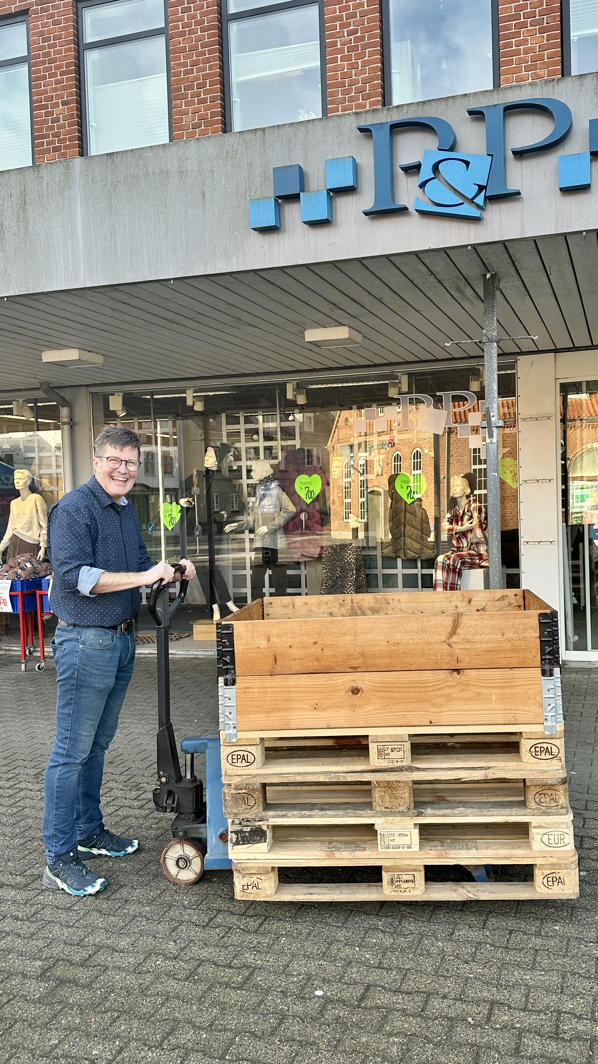Hver morgen køres paller og kurve med garn og tøj ud på torvet i Vejgaard