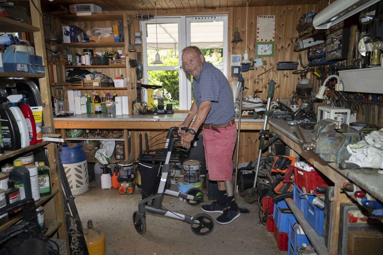 Mand med rollator i værksted