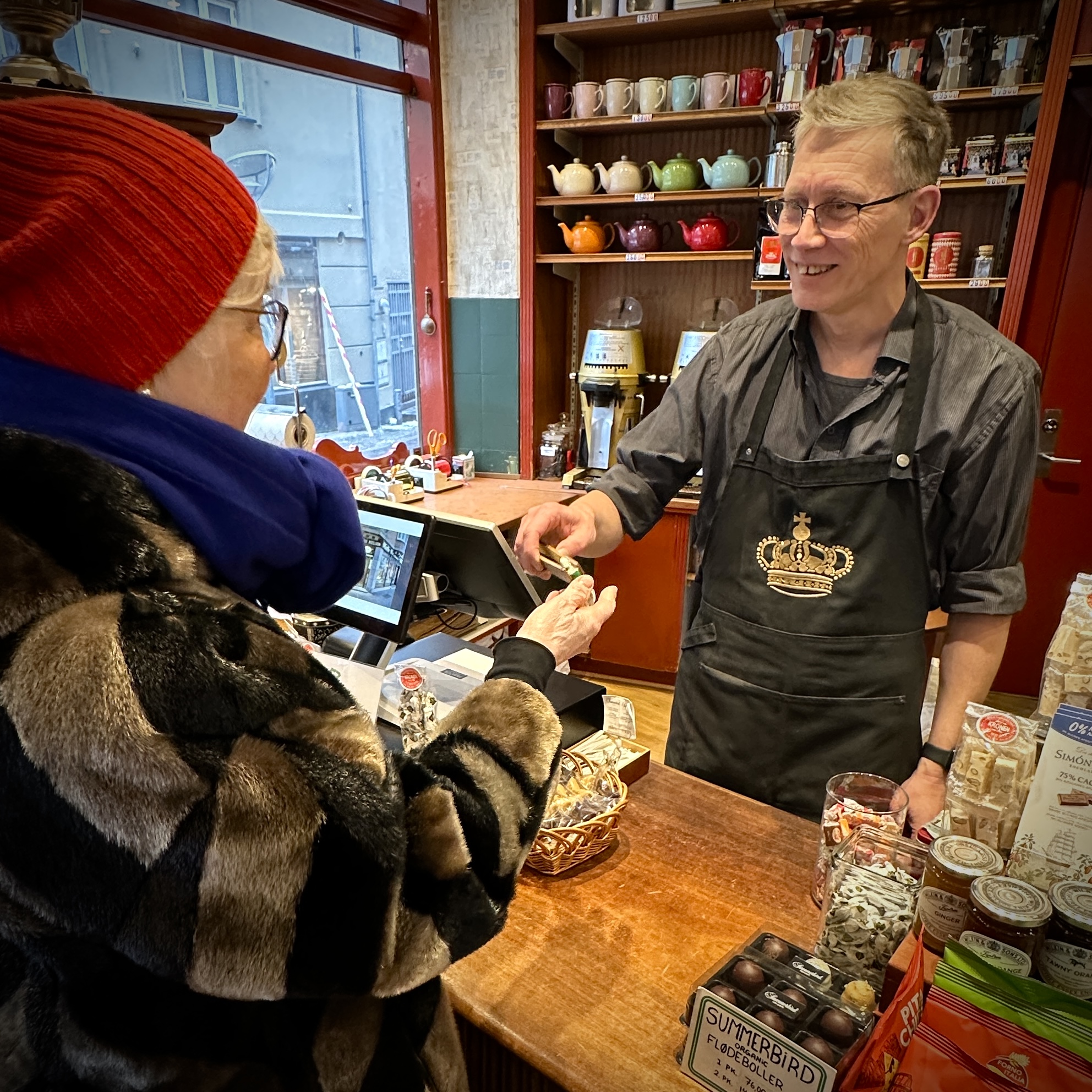 Frantz med kunde i Aalborgs ældste butik