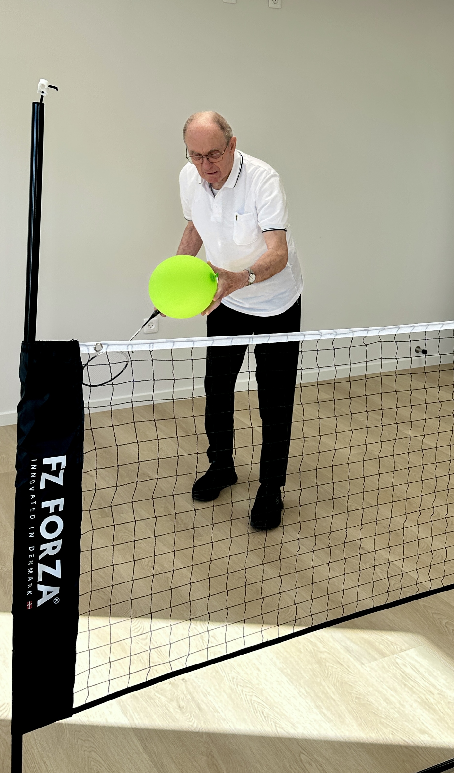 Mand spiller badminton med ballon