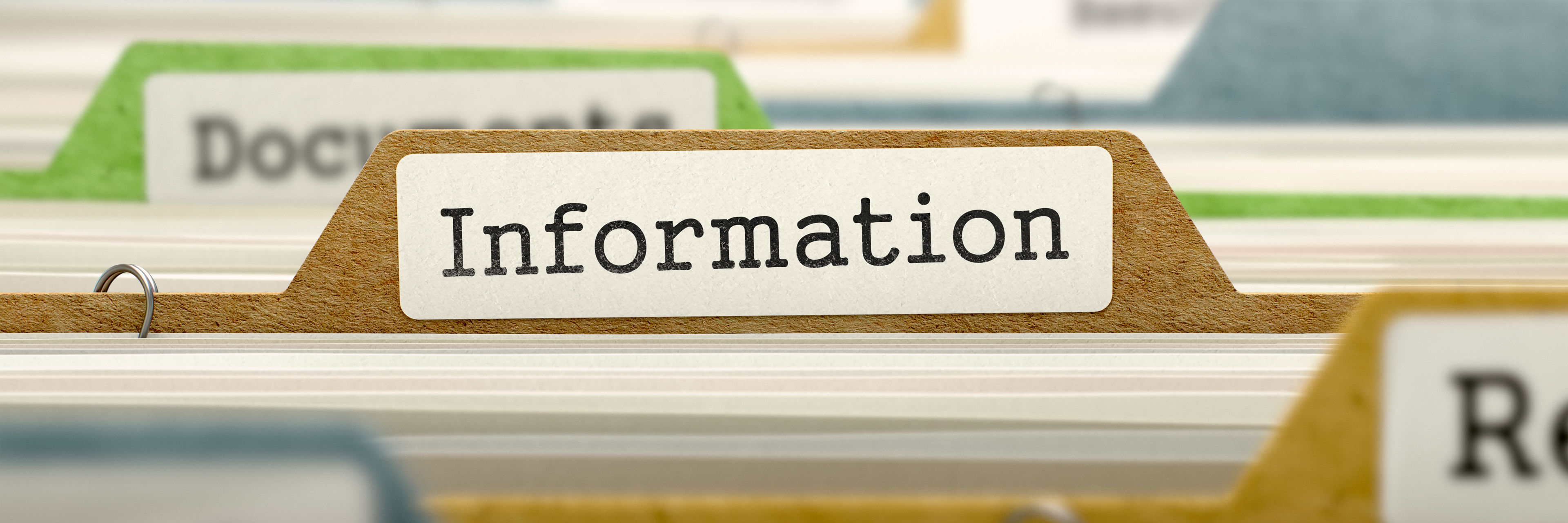 Arkiv med sagsmapper hvoraf den ene bærer betegnelsen "Information"