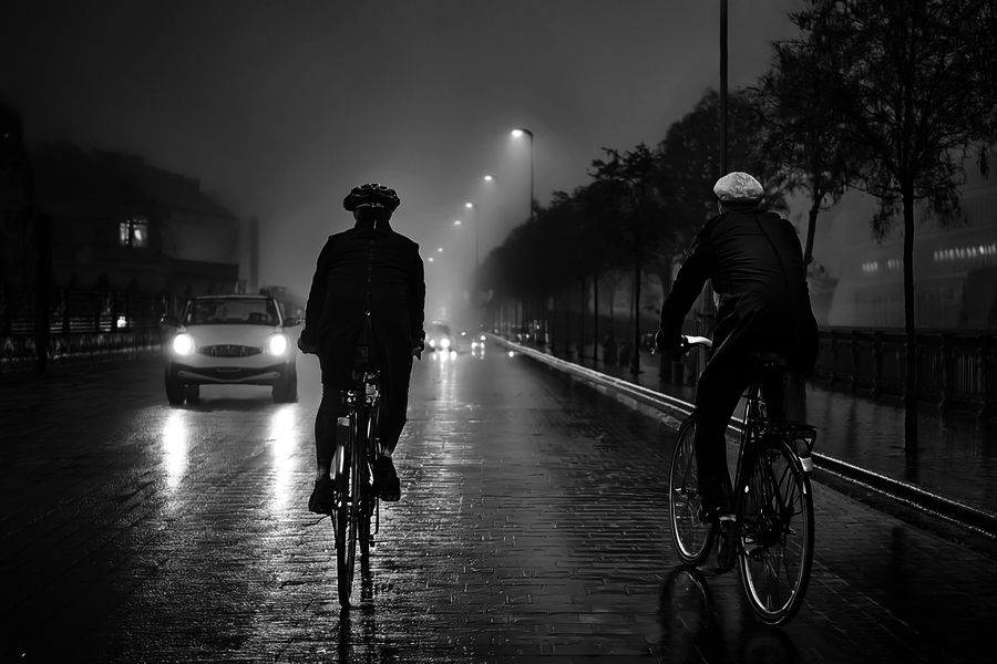 To cyklister i mørket uden lys