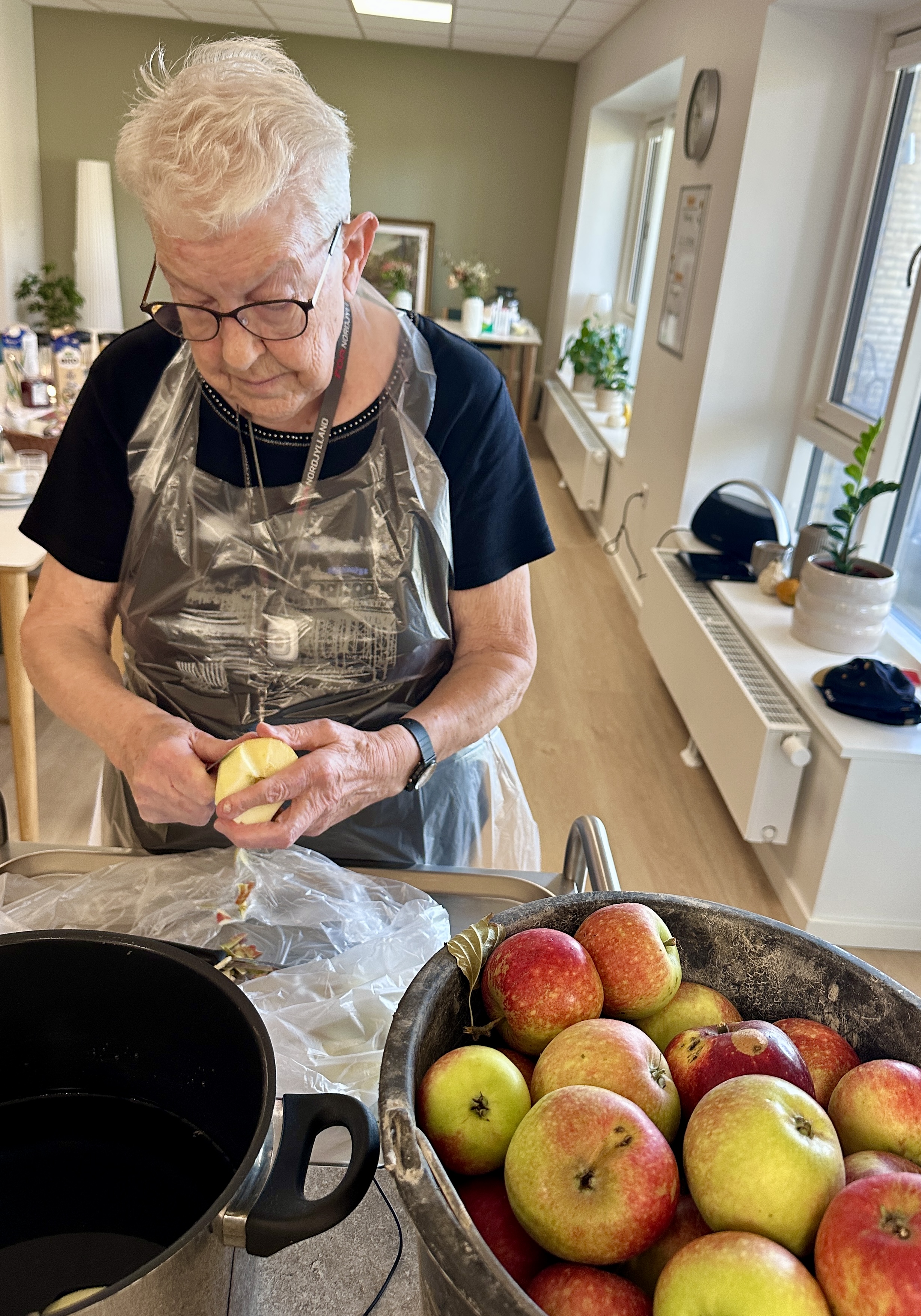 Kvinde skræller æbler