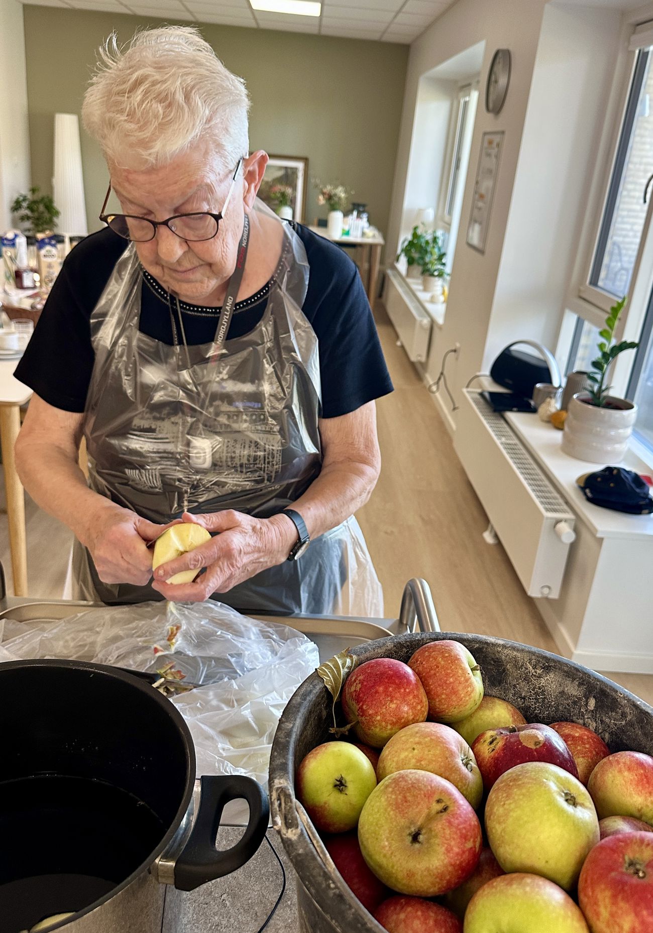 Kvinde skræller æbler