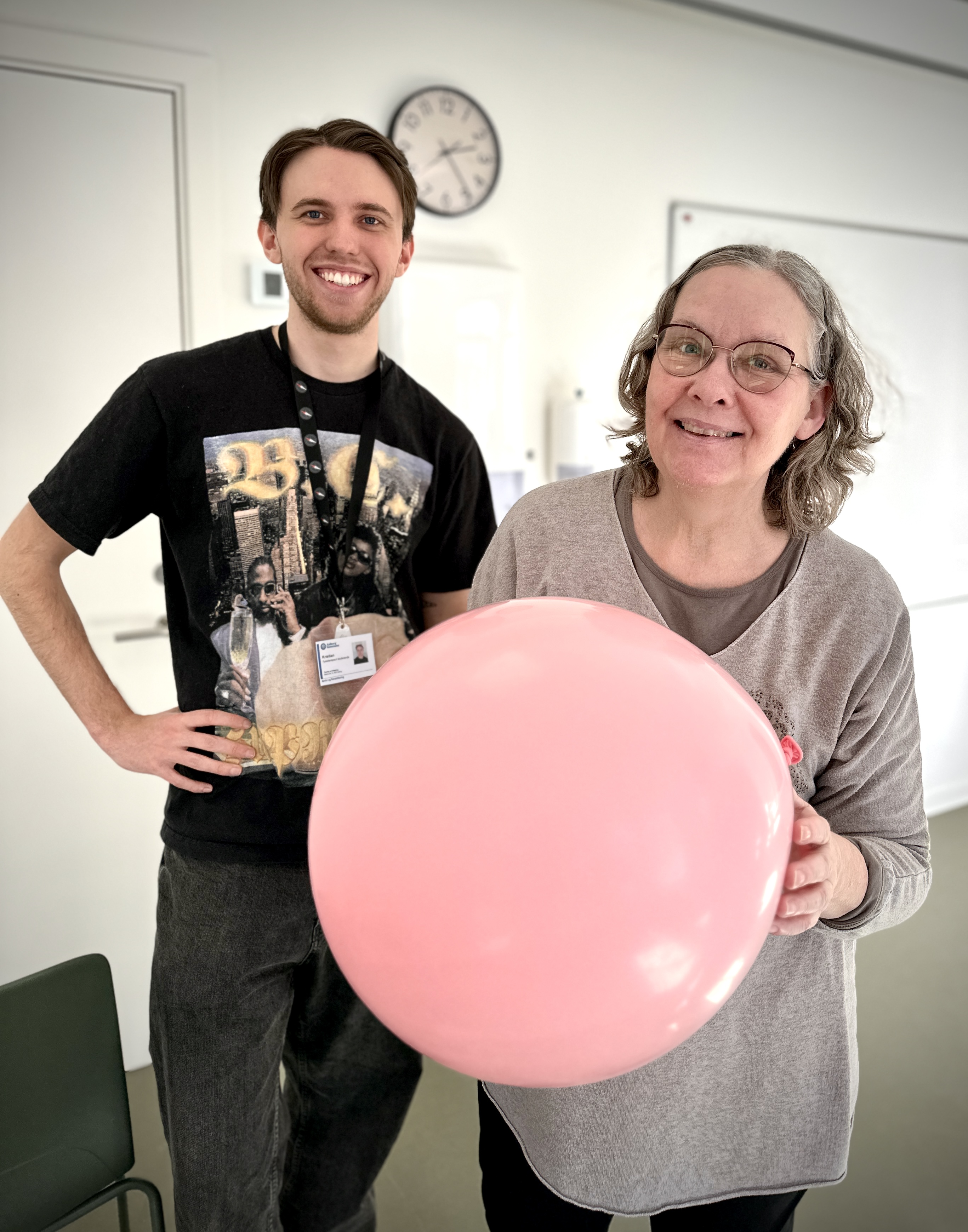 Lone Christensen griber muligheder. Her sammen med fysioterapi-studerende Kristian.