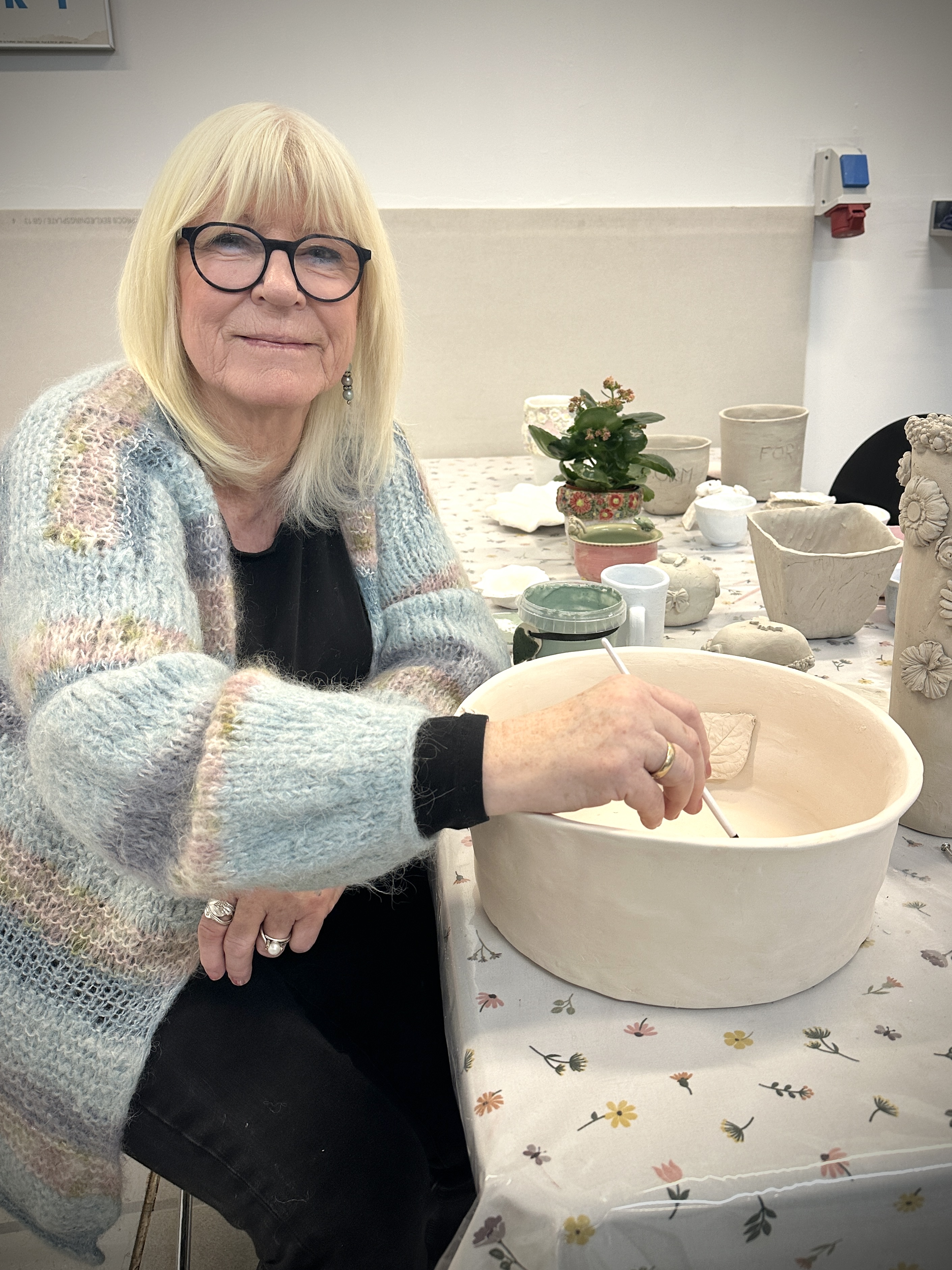 Anne-Dorit i værkstedet