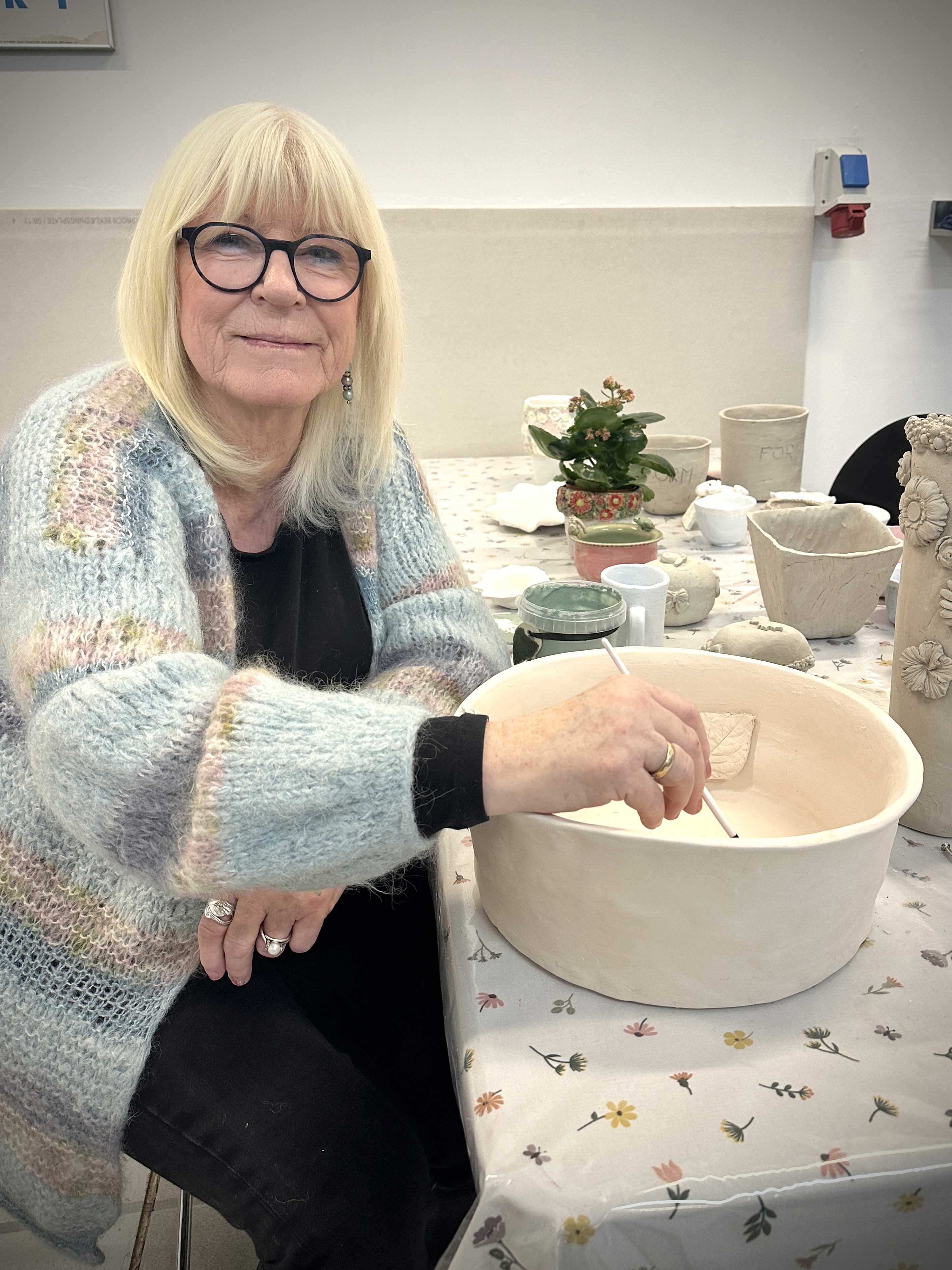 Anne-Dorit i værkstedet