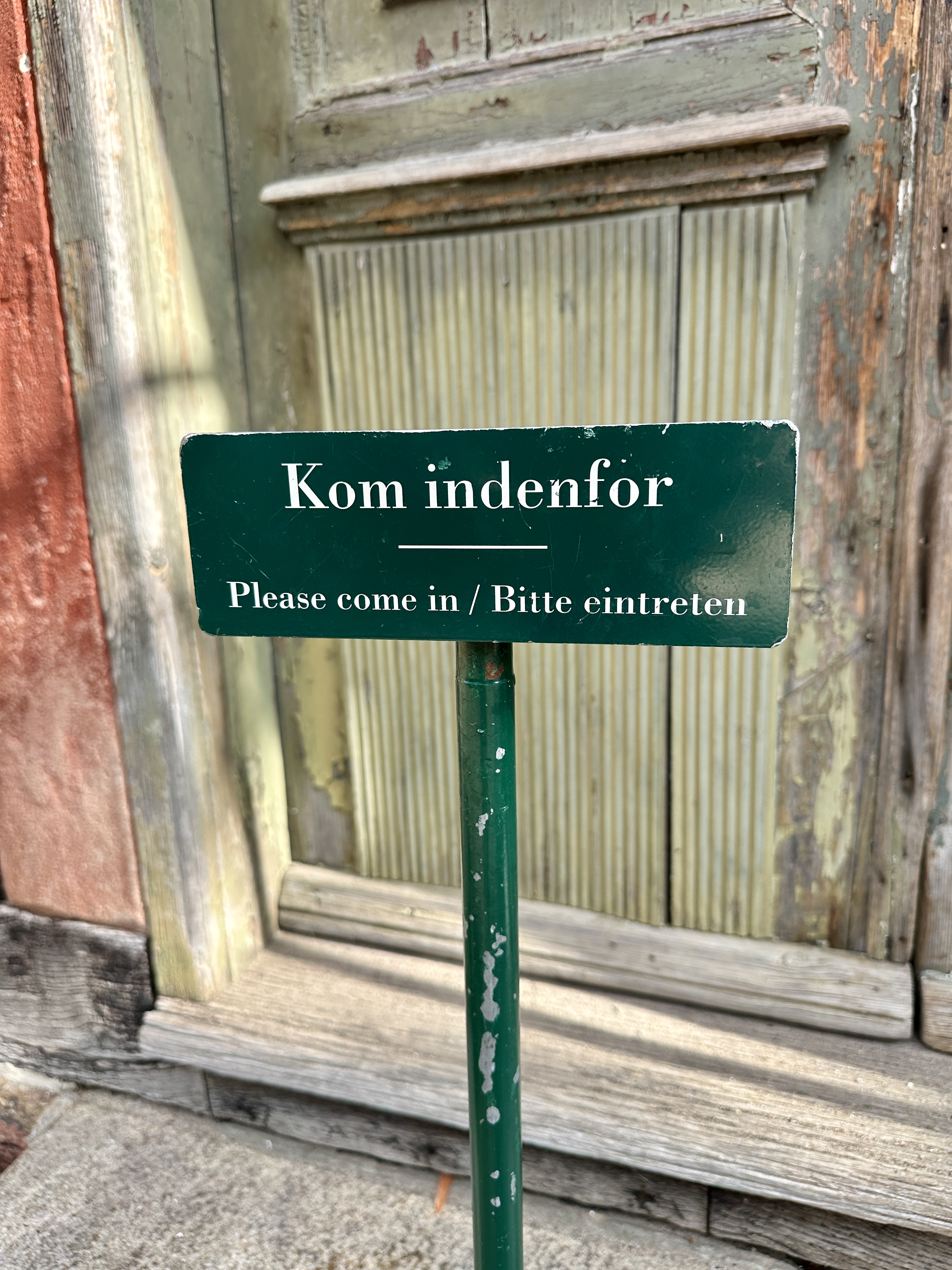 Skilt med påskrift "Kom indenfor"