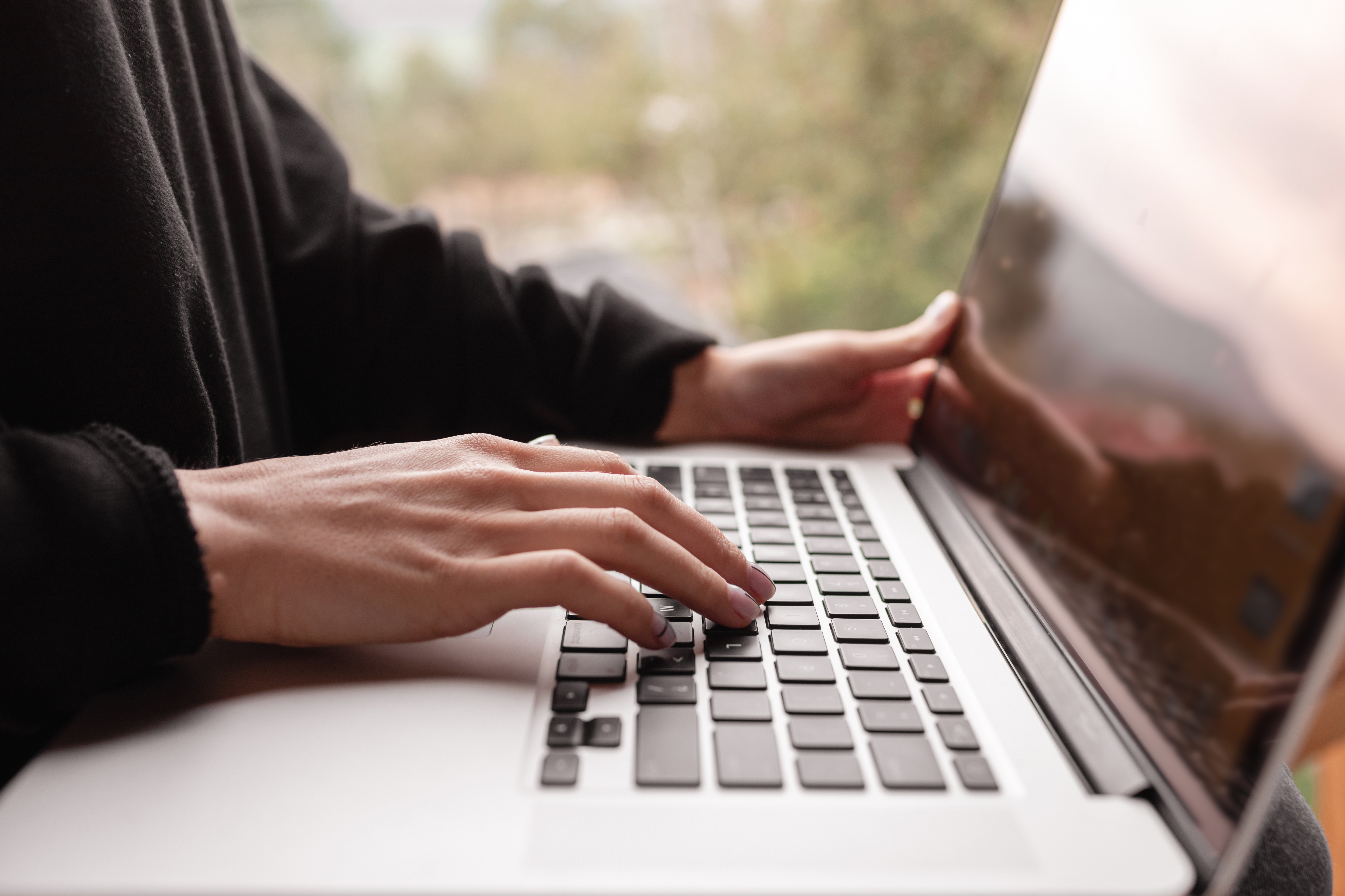 Person med åben bærbar PC