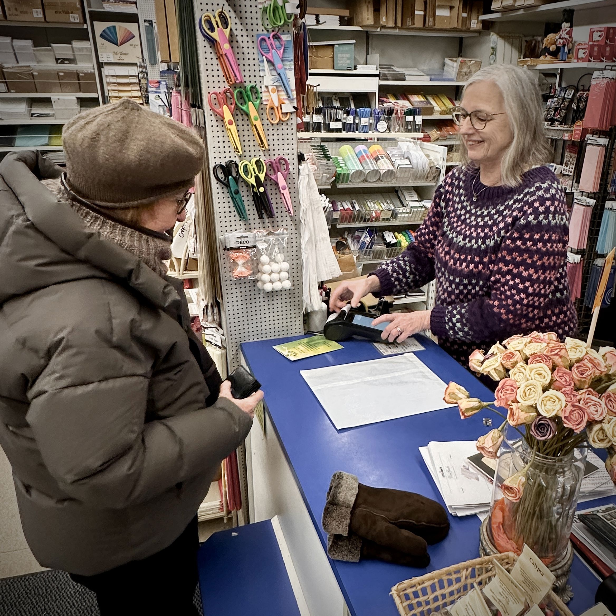 På en kold mandag formiddag i februar, var der en del kunder i Papirhuset, som skulle have hjælp til alt fra guldbryllups-invitationer til en ny kuglepen.